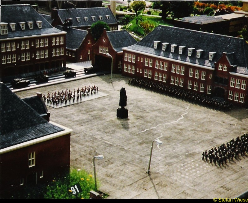 Niederlande-Netherland: Madurodam (Marktplatz und Militaerparade)